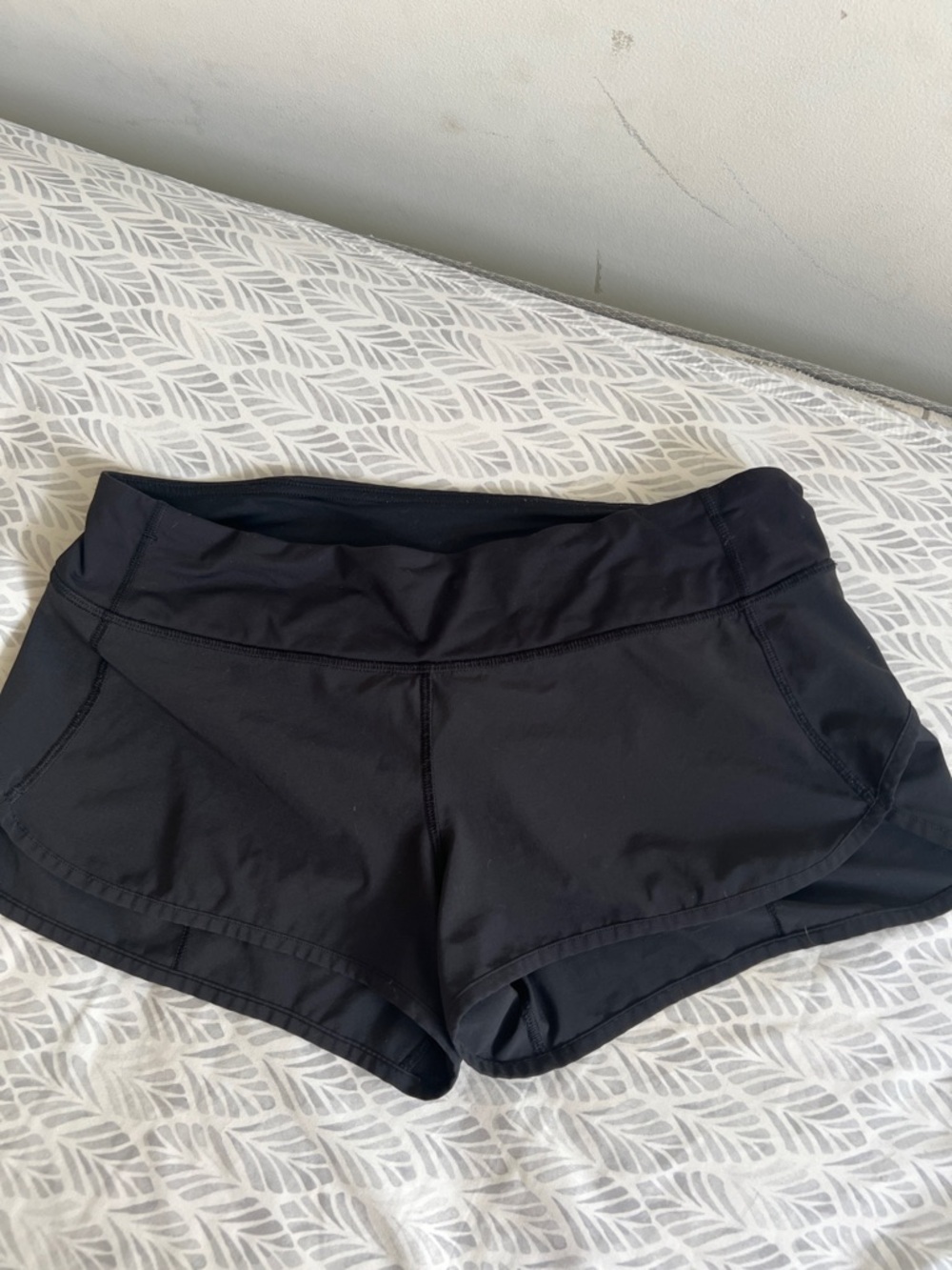 Lululemon speed up size 8 black 2.5 inch